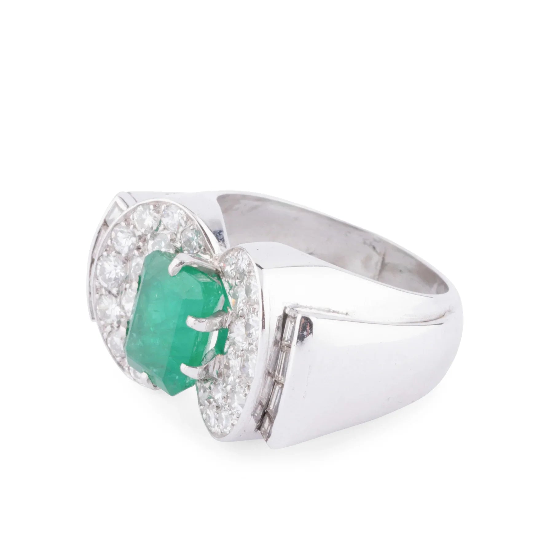 Bague en or gris et platine ornée d'une émeraude et diamants