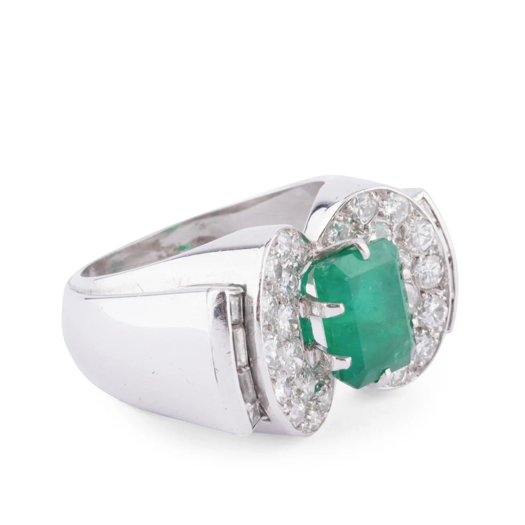 Bague en or gris et platine ornée d'une émeraude et diamants