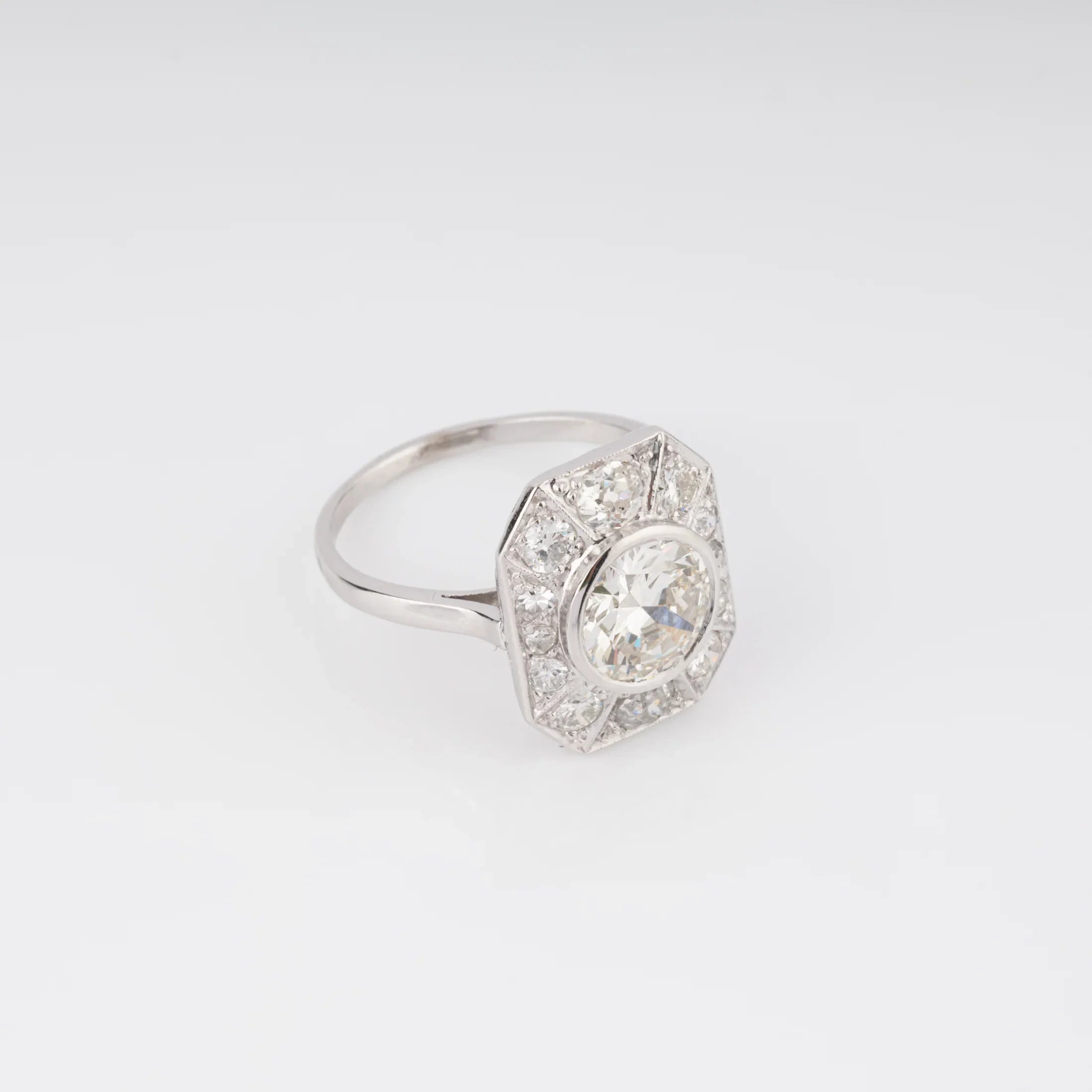 Platinum ring adorned in its center with an old-cut diamond