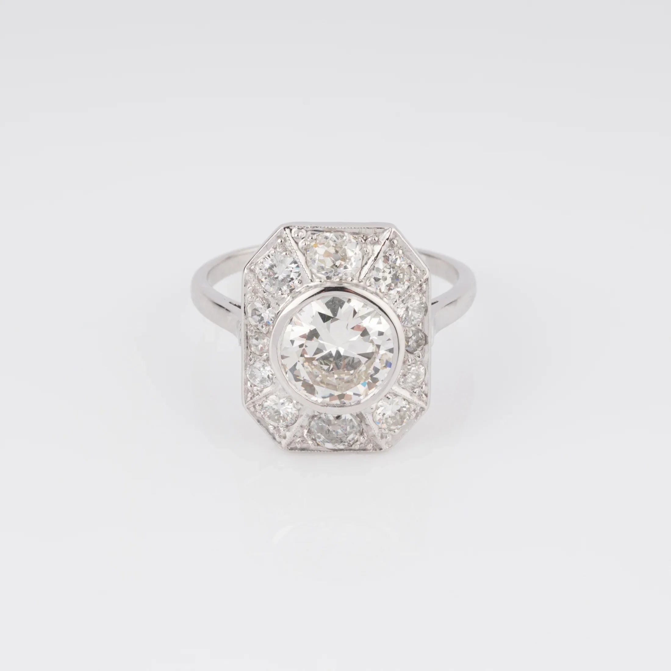 Platinum ring adorned in its center with an old-cut diamond