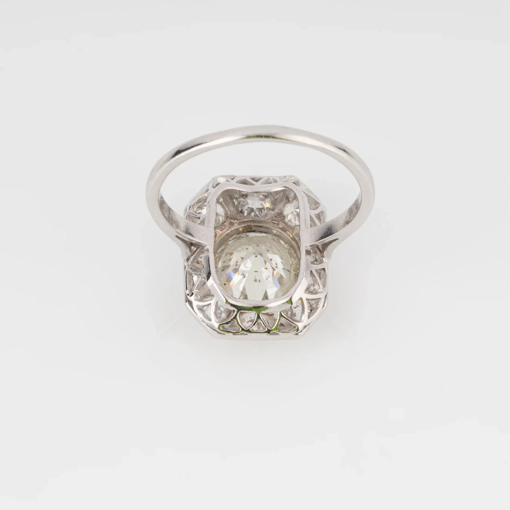 Platinum ring adorned in its center with an old-cut diamond
