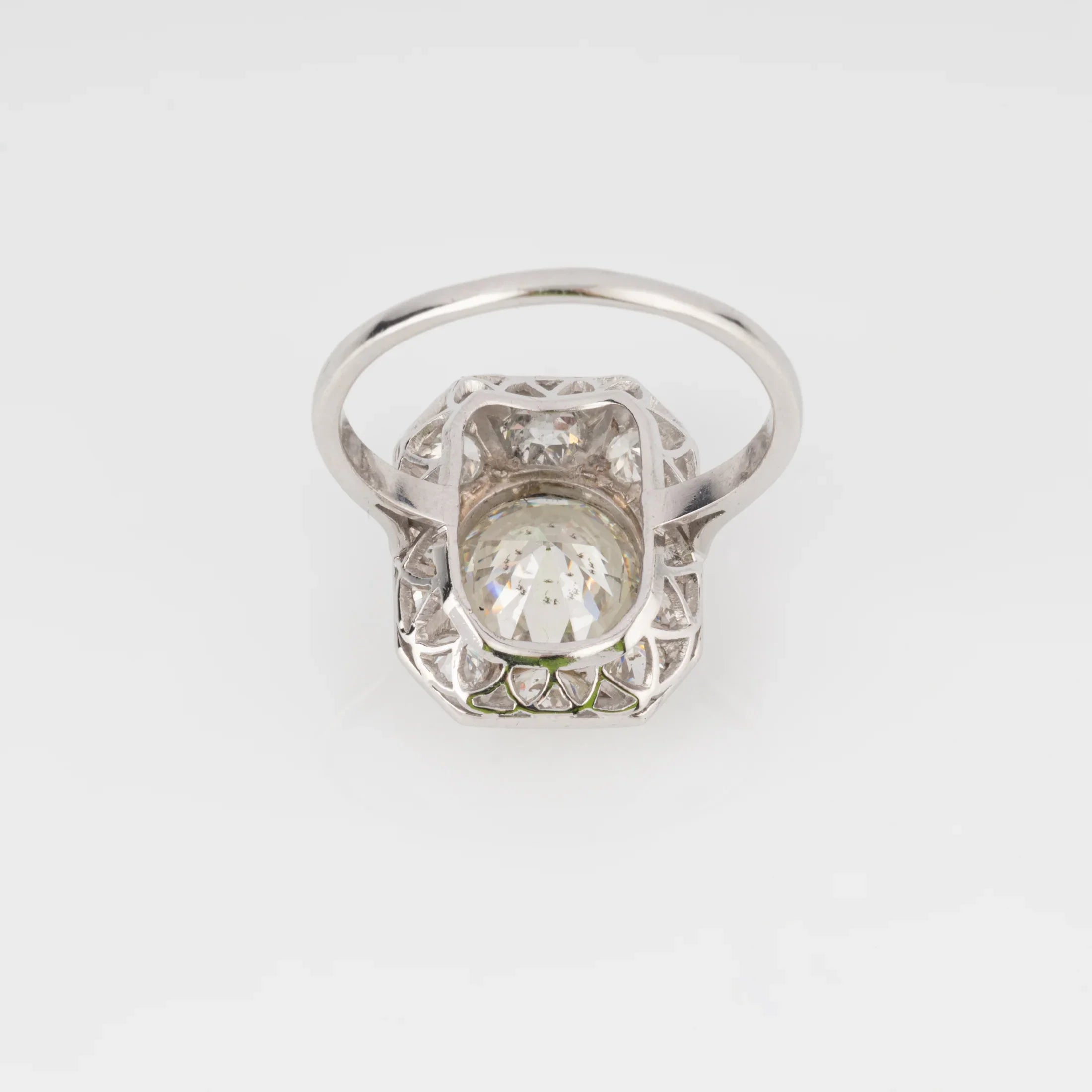 Platinum ring adorned in its center with an old-cut diamond