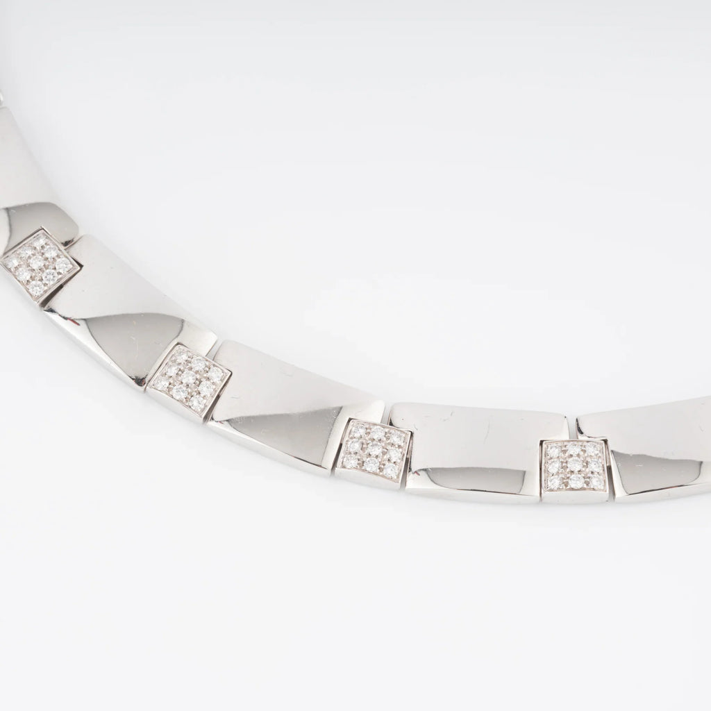 Collier or gris et diamants de la Maison Chaumet
