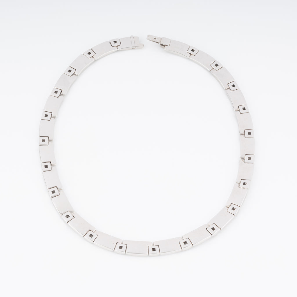Collier or gris et diamants de la Maison Chaumet