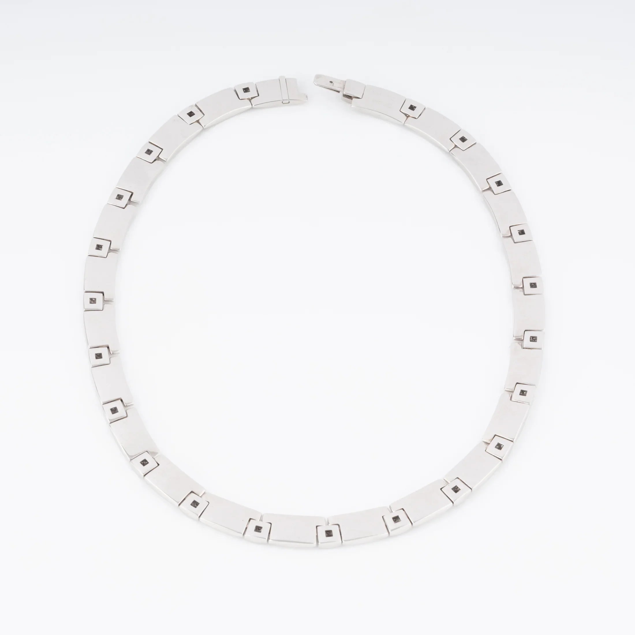 Collier or gris et diamants de la Maison Chaumet