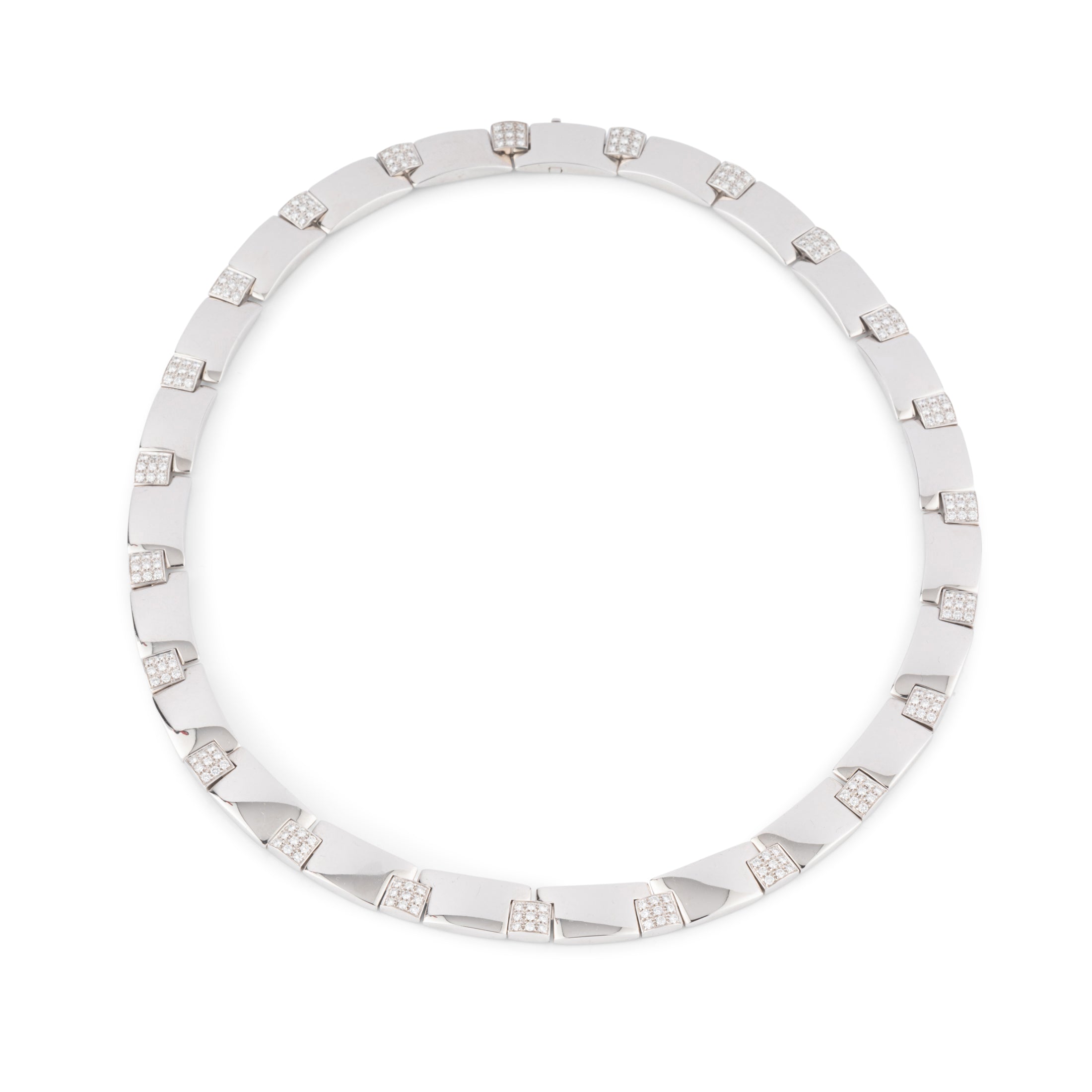 Collier or gris et diamants de la Maison Chaumet