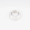 Une bague jonc or gris signée de la Maison Chaumet modèle Anneau