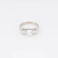 Bague en or gris centrée d’un diamant taille moderne