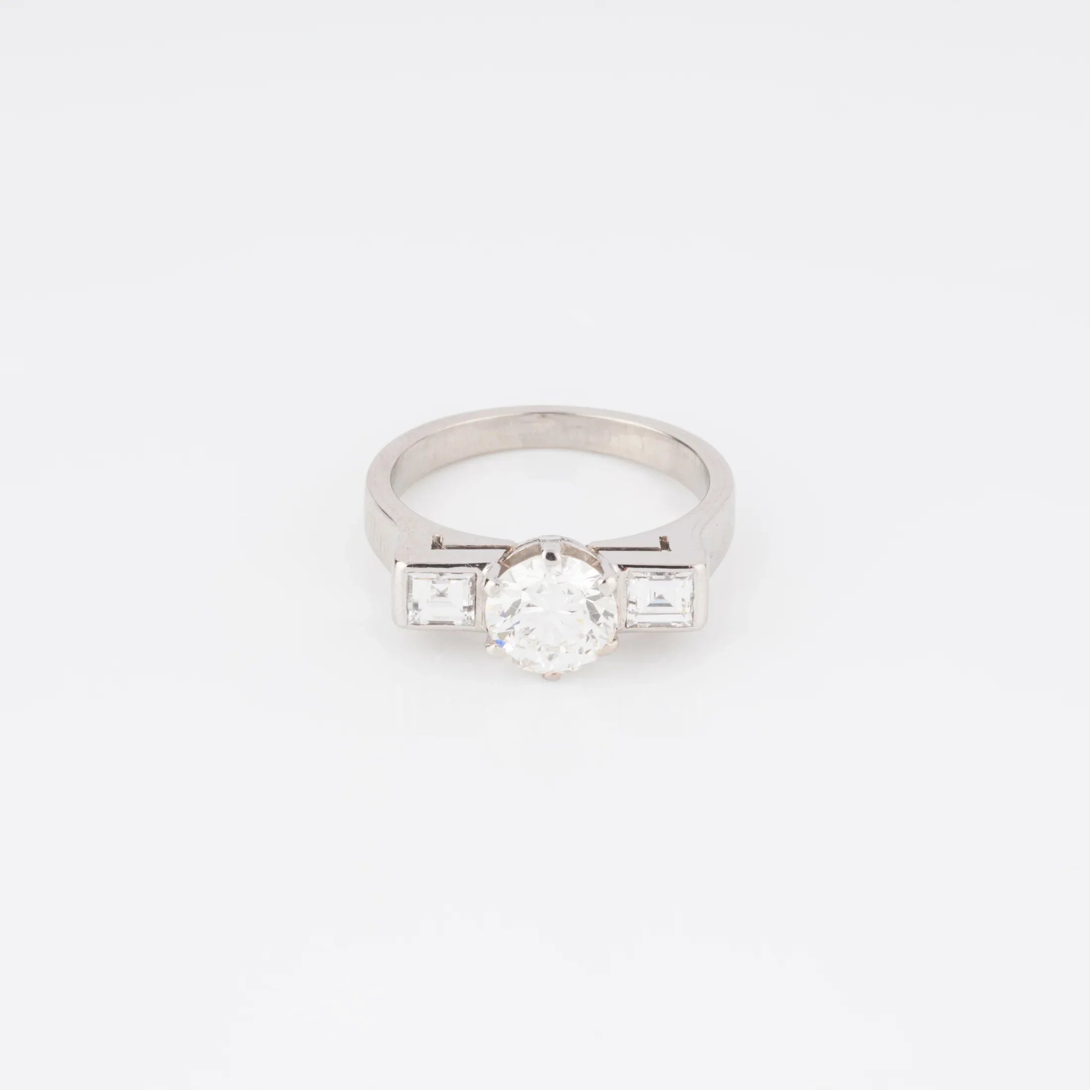 Bague en or gris centrée d’un diamant taille moderne