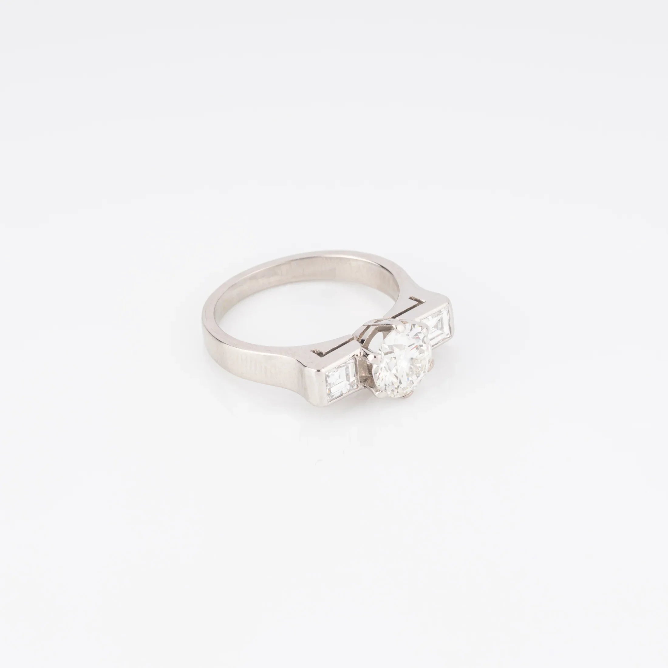 Bague en or gris centrée d’un diamant taille moderne
