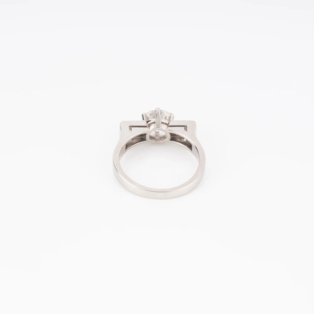 Bague en or gris centrée d’un diamant taille moderne