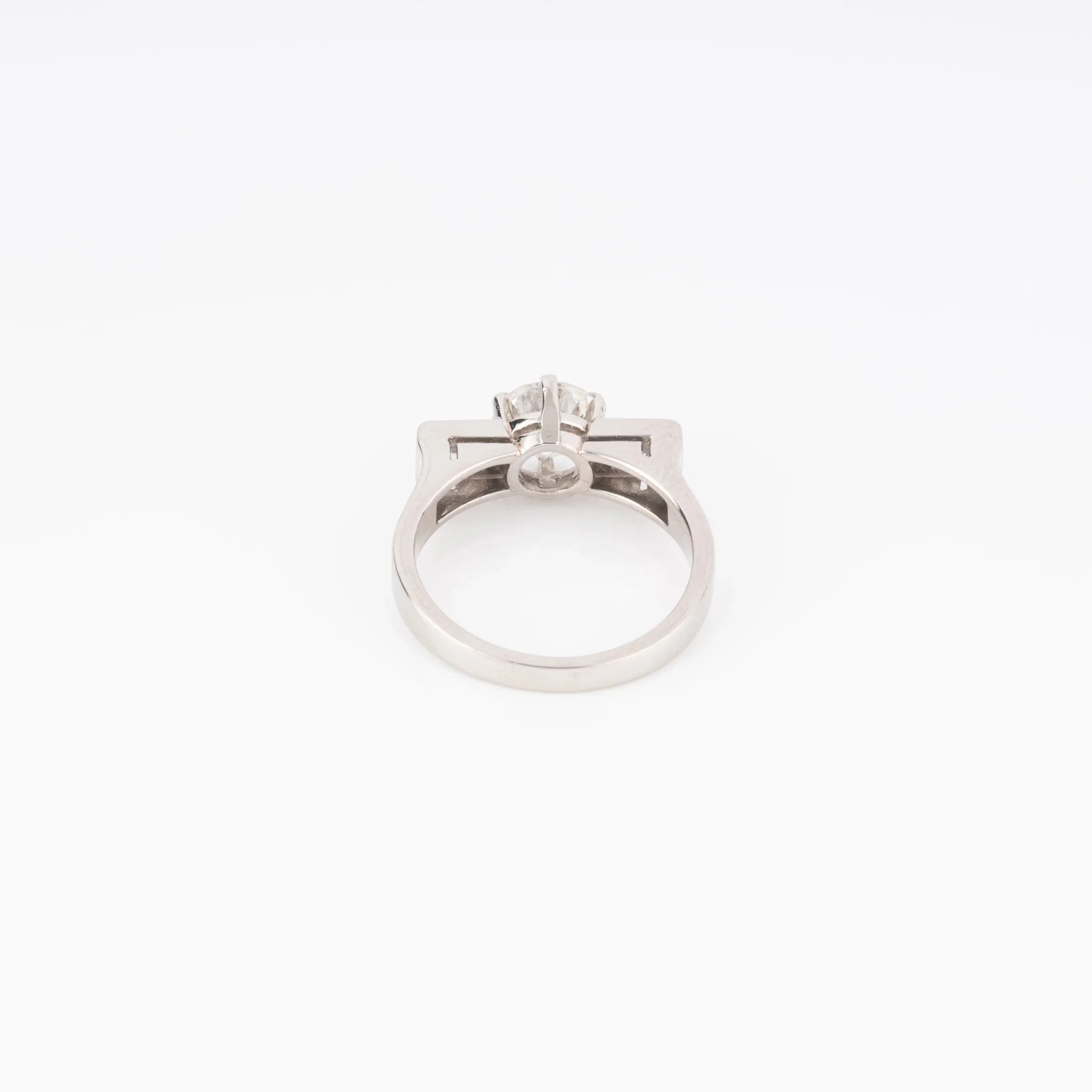 Bague en or gris centrée d’un diamant taille moderne