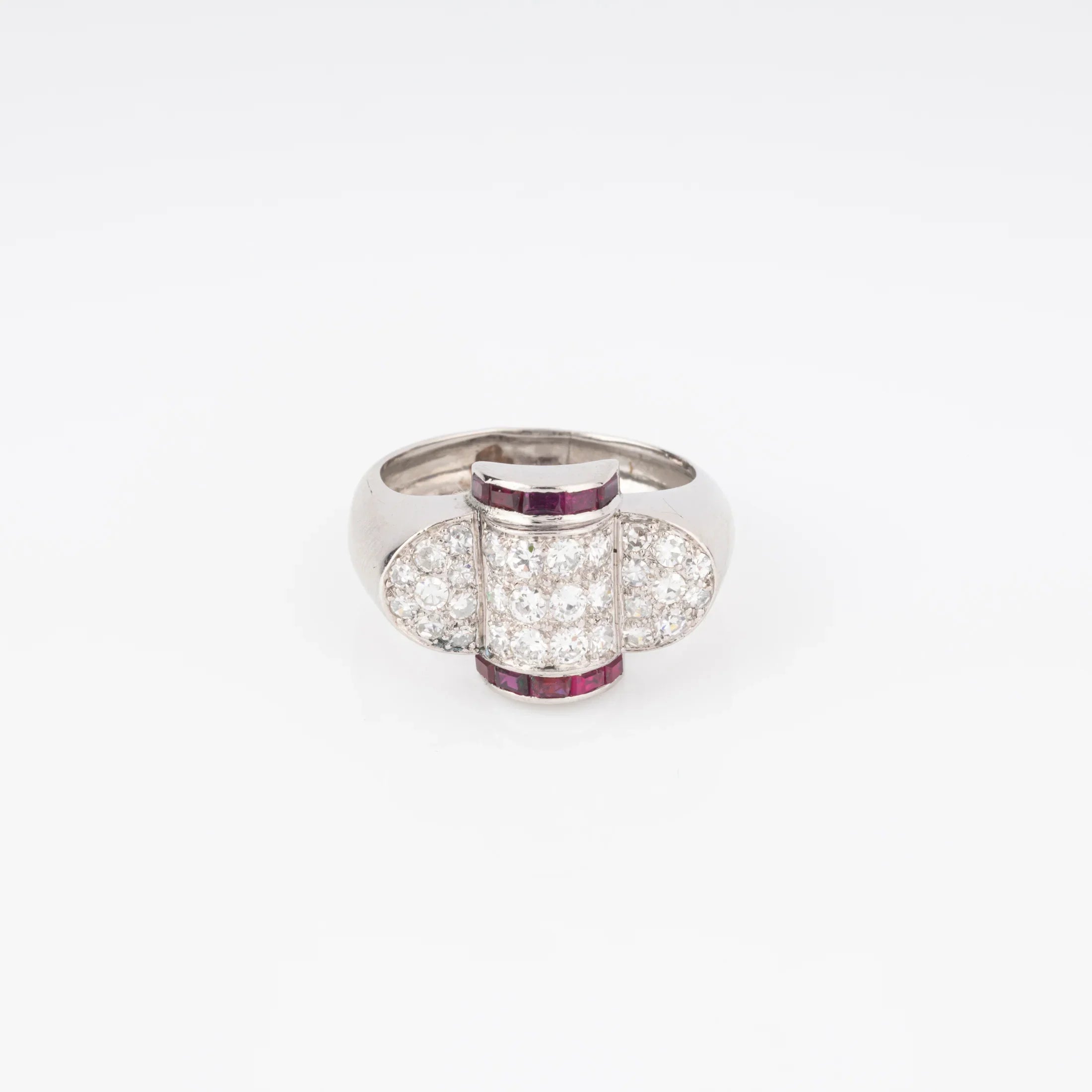 Bague platine et diamant ornée de rubis qualibrés