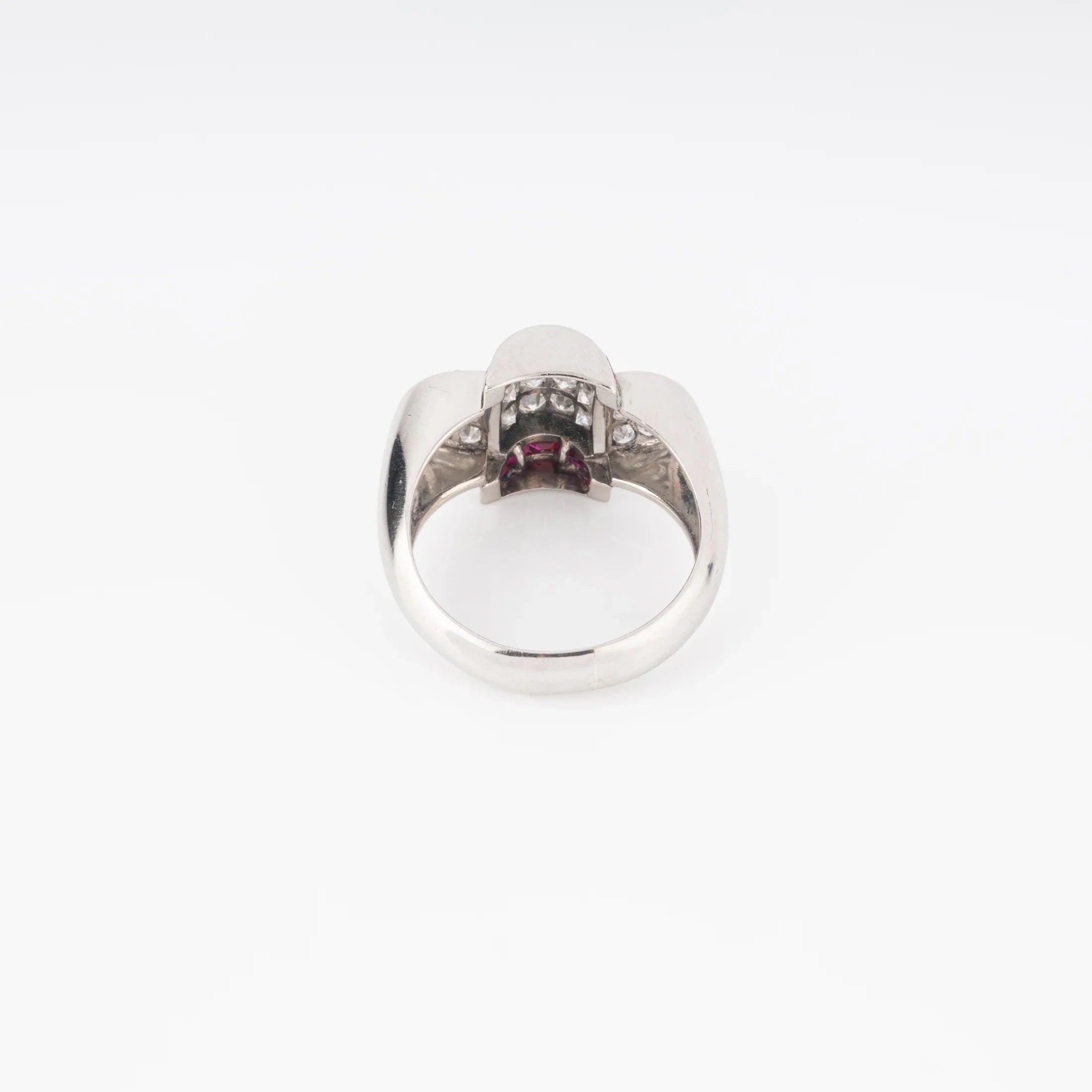 Bague platine et diamant ornée de rubis qualibrés