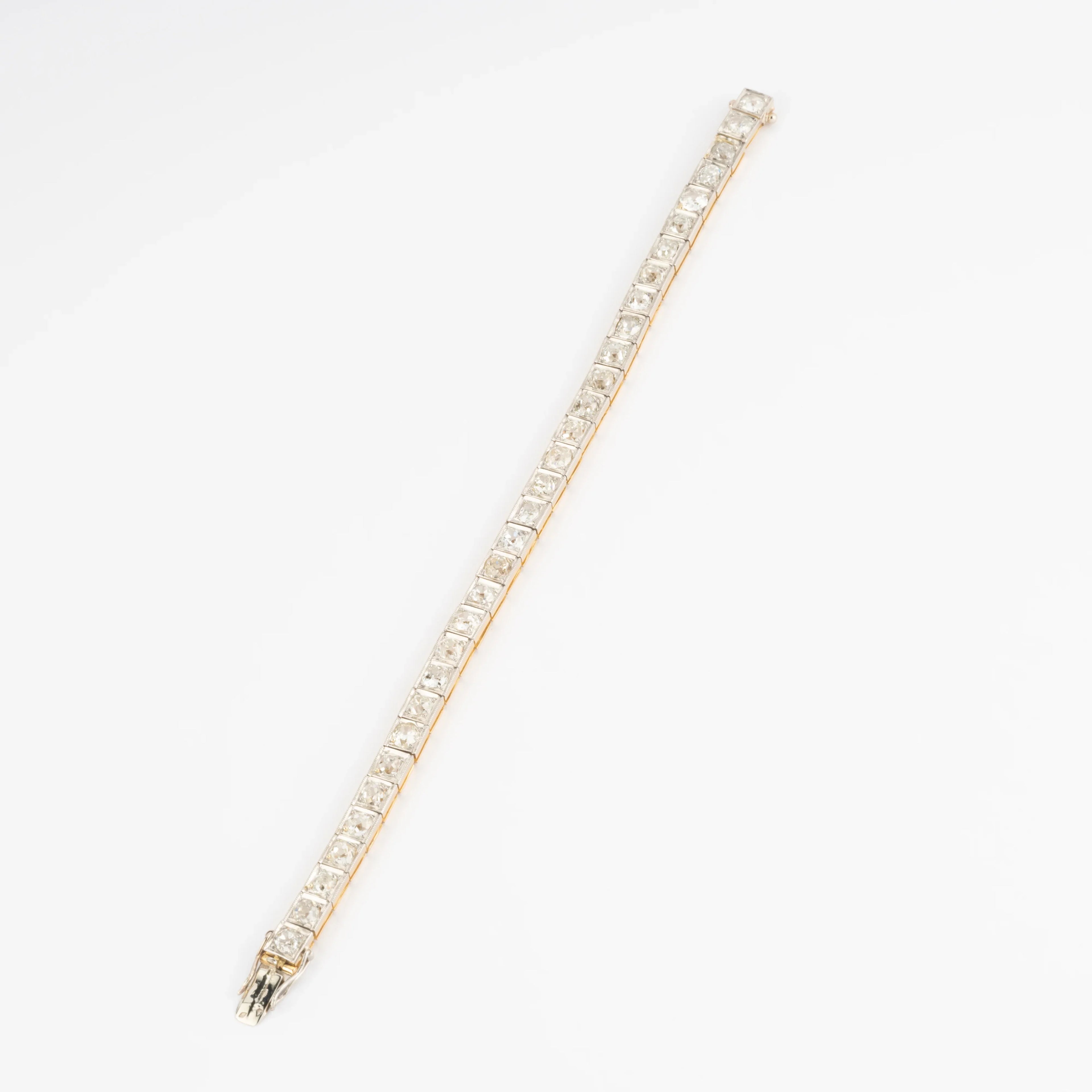 Bracelet riviere or et platine orné de diamant taille brillant