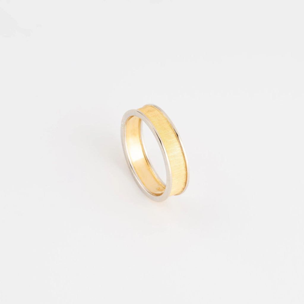 Chiselled gold ring by Buccellati