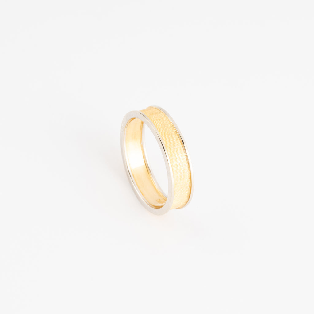 Chiselled gold ring by Buccellati