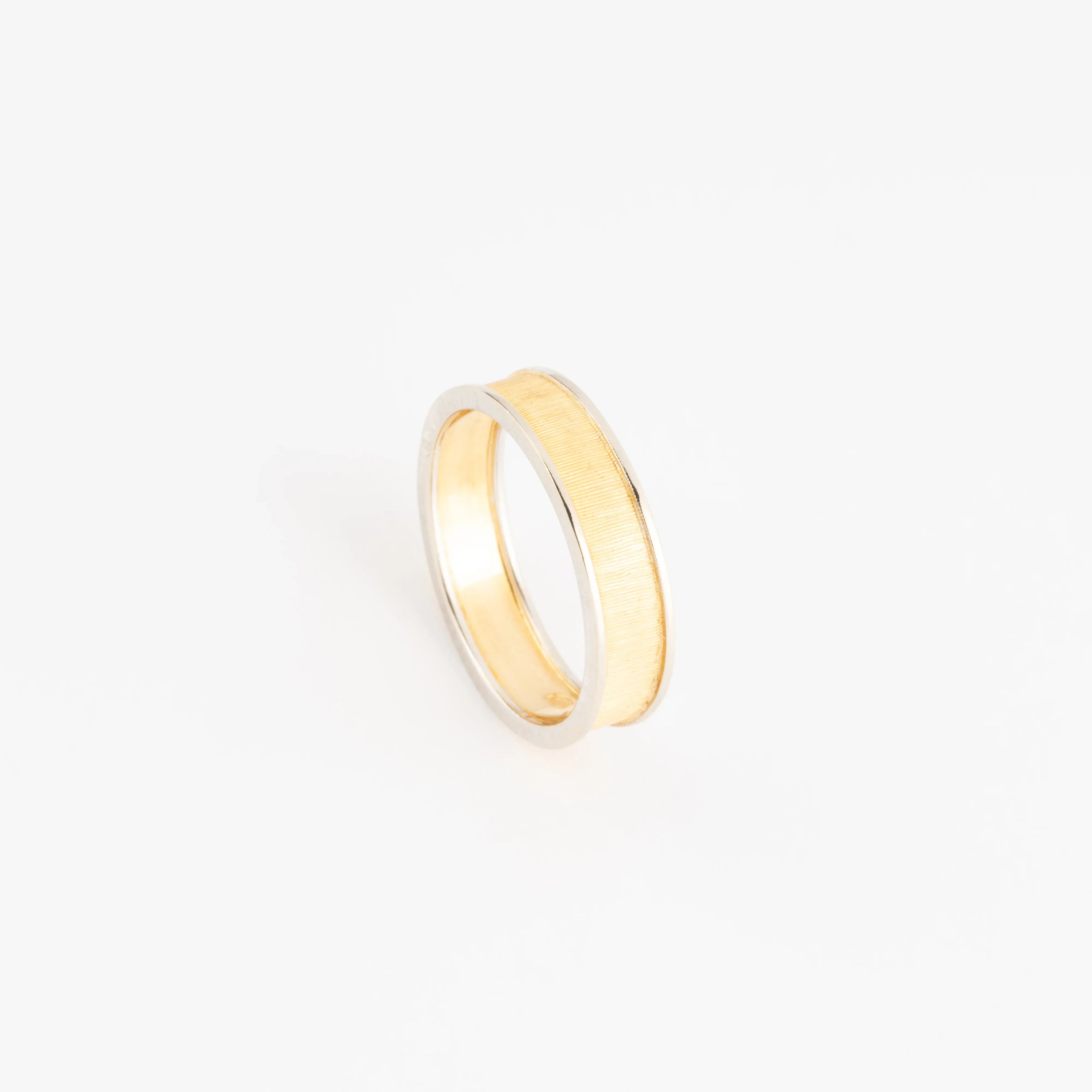 Chiselled gold ring by Buccellati