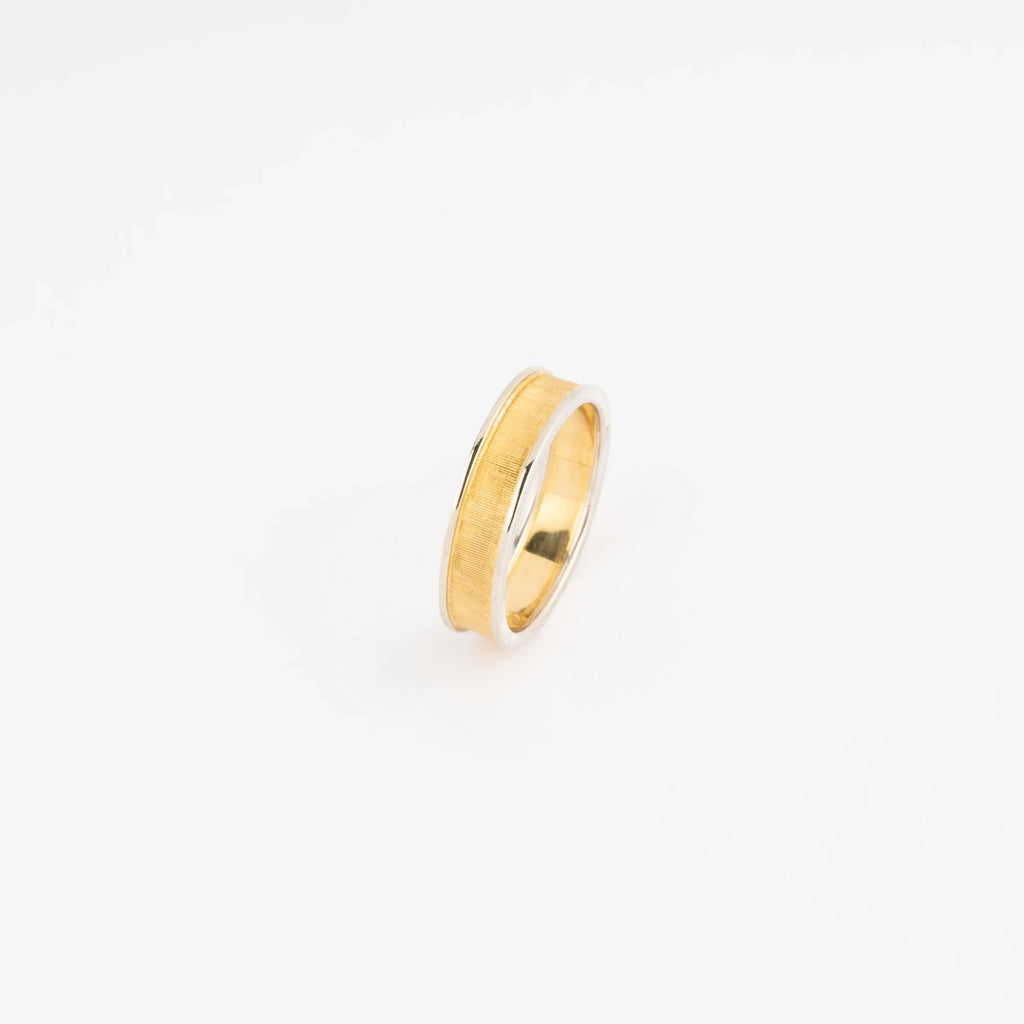 Chiselled gold ring by Buccellati