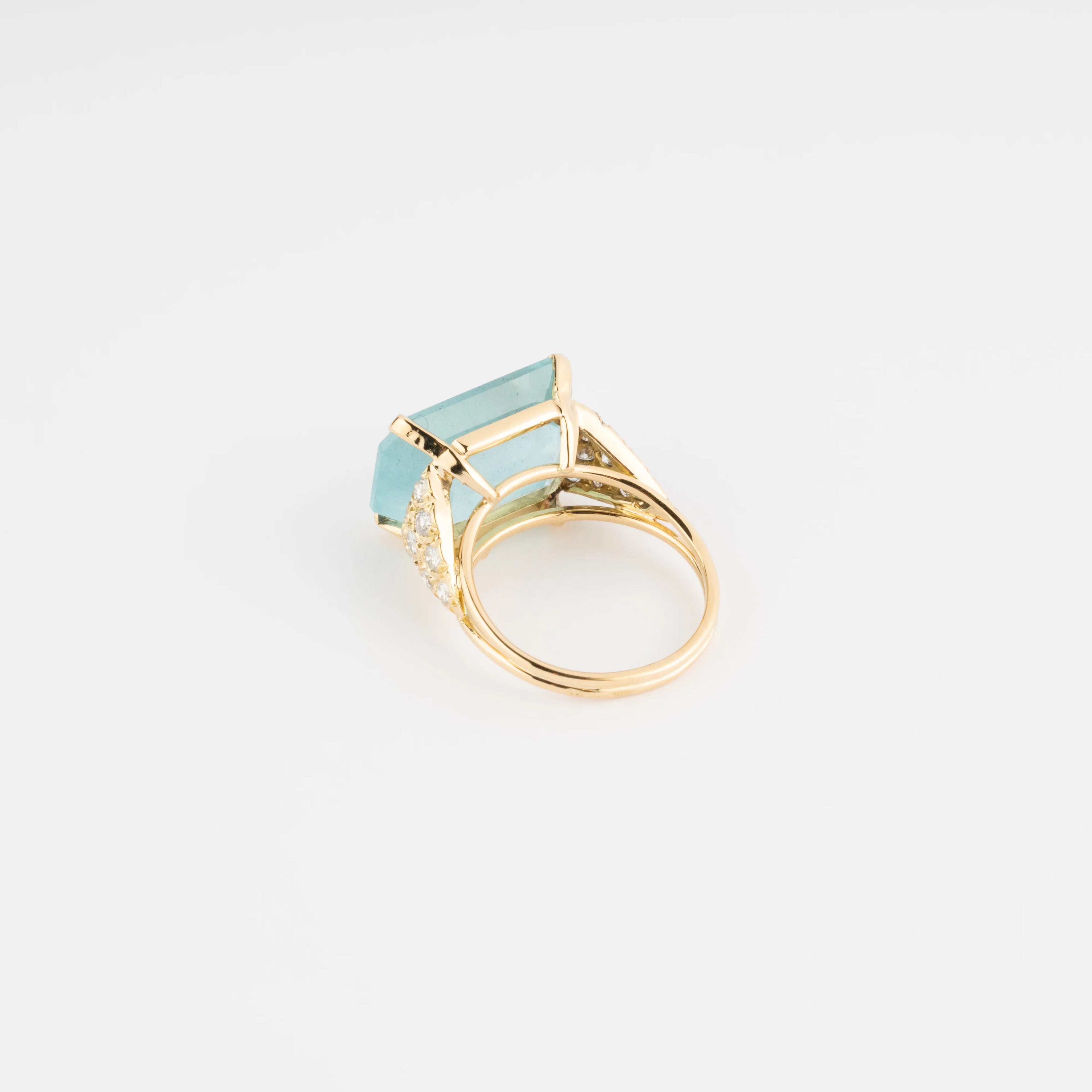 Bague aigue marine lactée et diamant sur or jaune