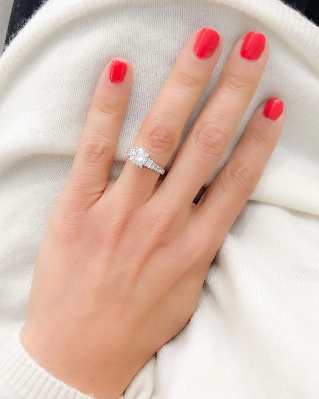 White gold ring set with a brilliant-cut diamond