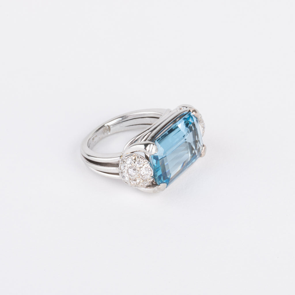 White gold ring set with an aquamarine and diamonds