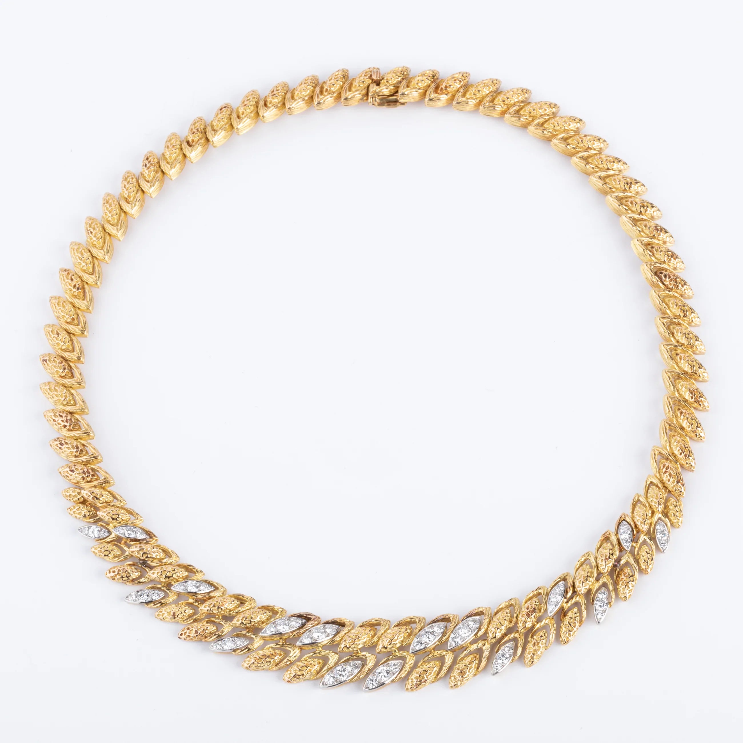 Collier or jaune,platine et diamants des années 1960