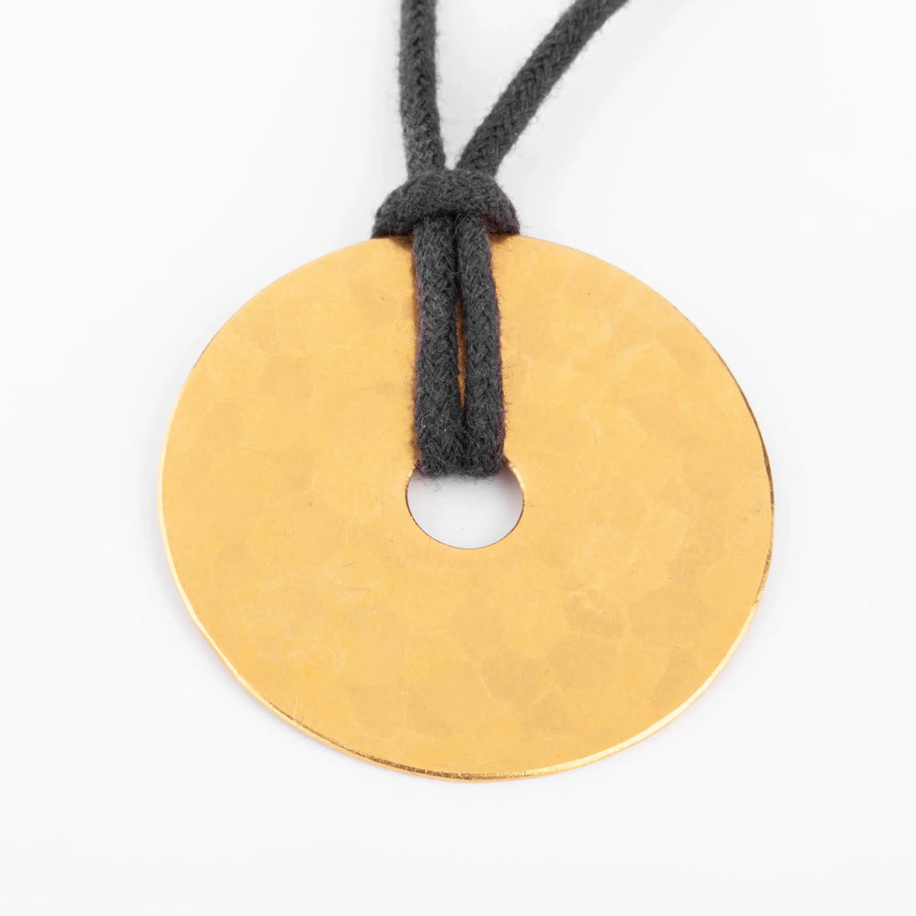 Pendentif martelée de la maison Dinh Van modèle cible