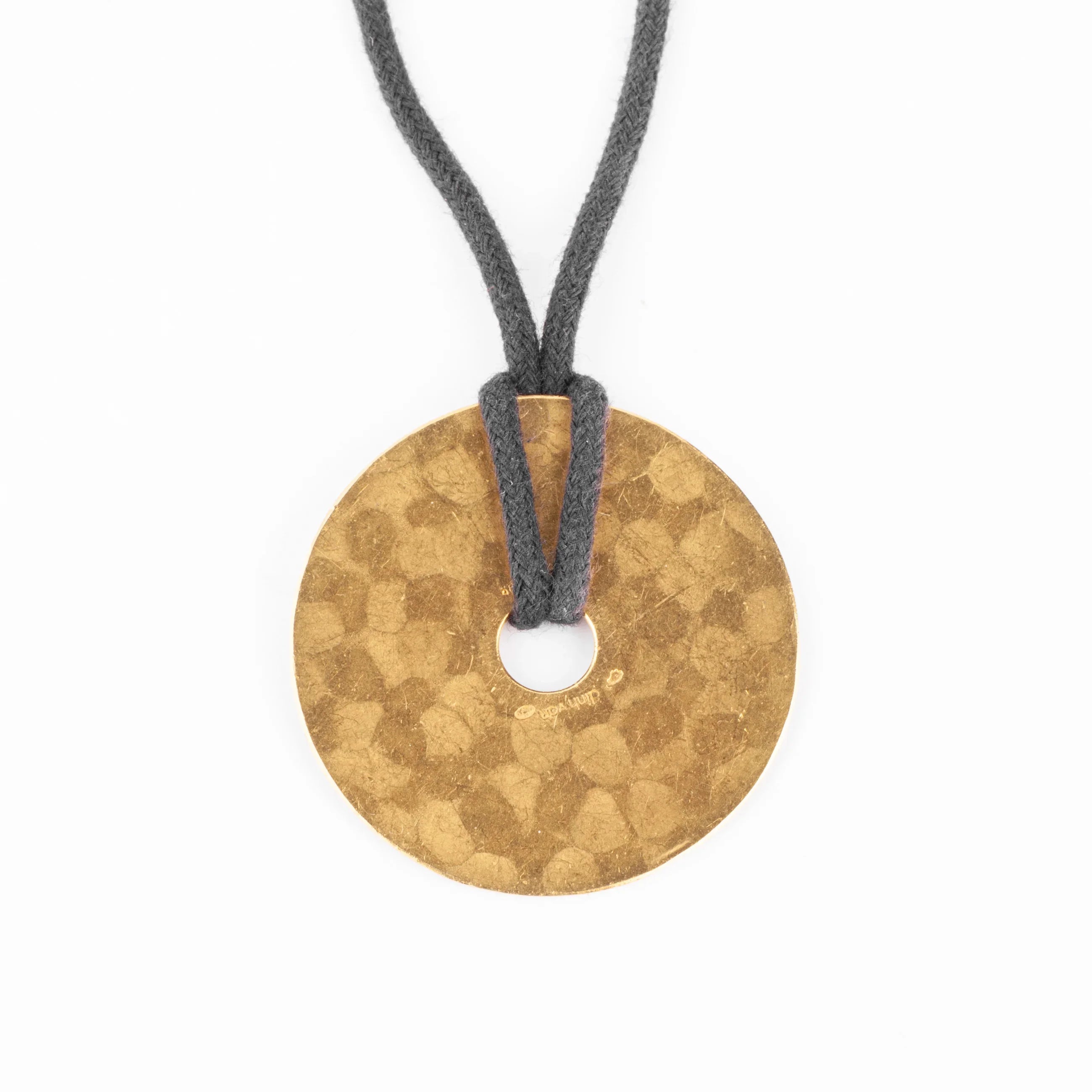 Pendentif martelée de la maison Dinh Van modèle cible