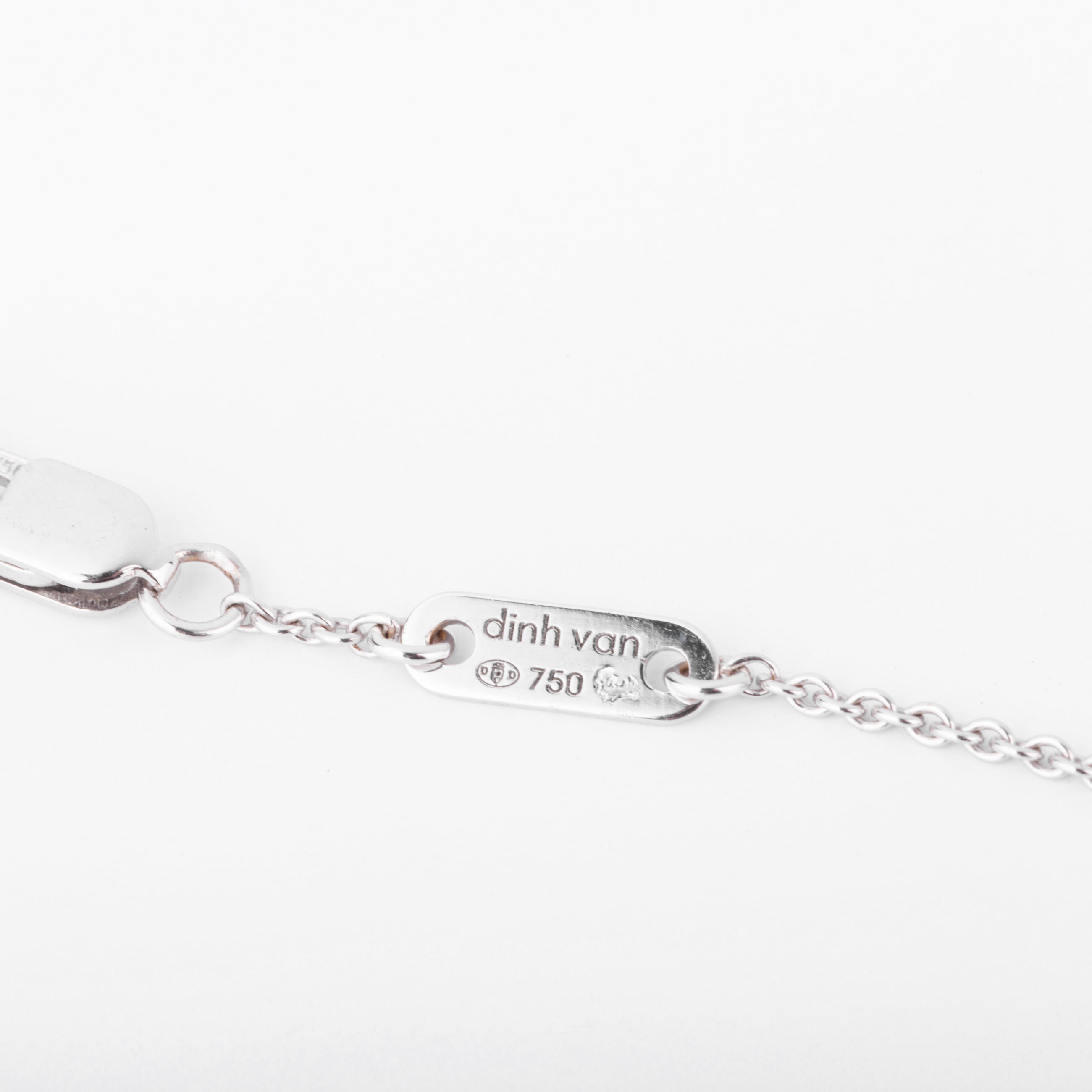 Collier or gris et diamants de la maison Dinh Van