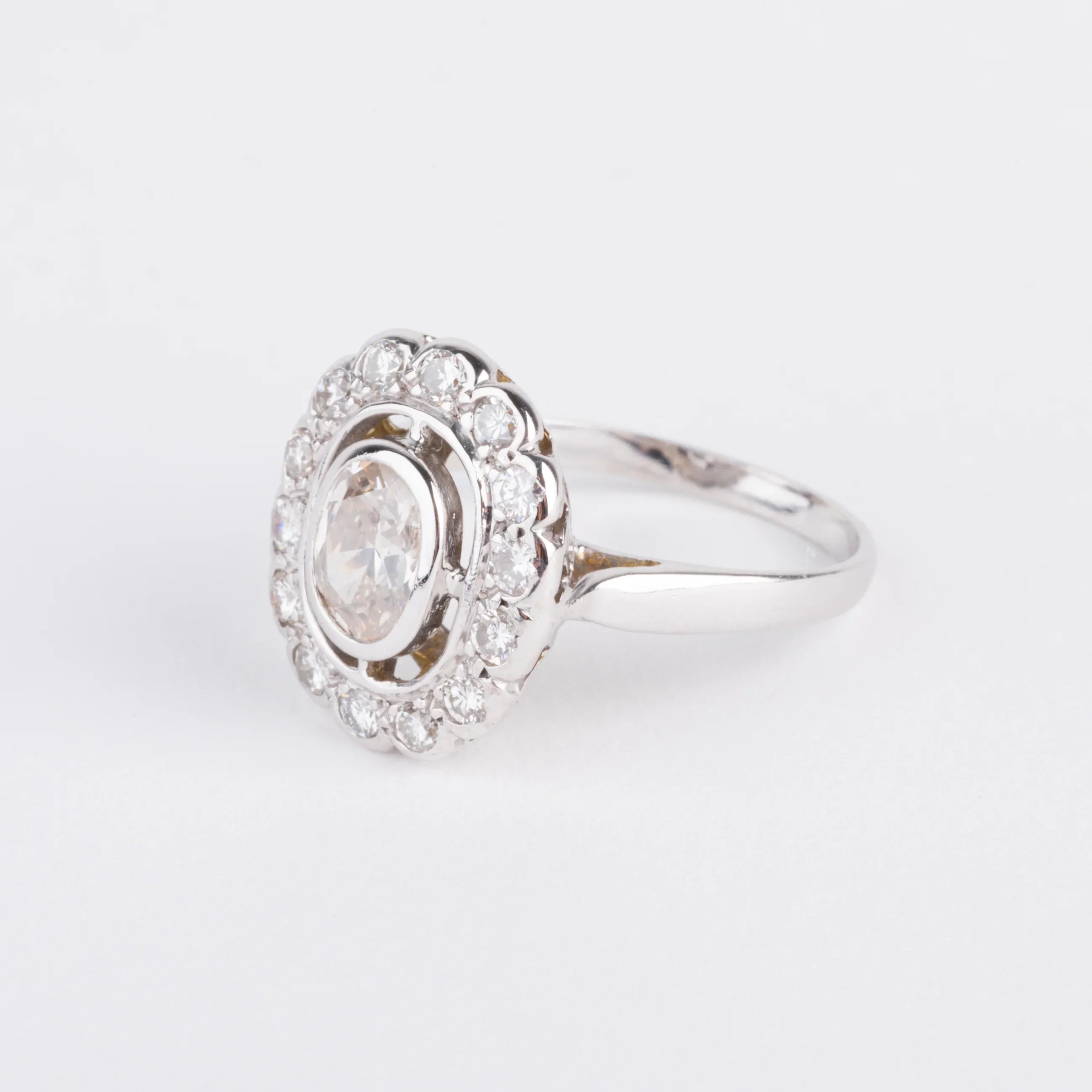 Daisy ring in white gold and diamond