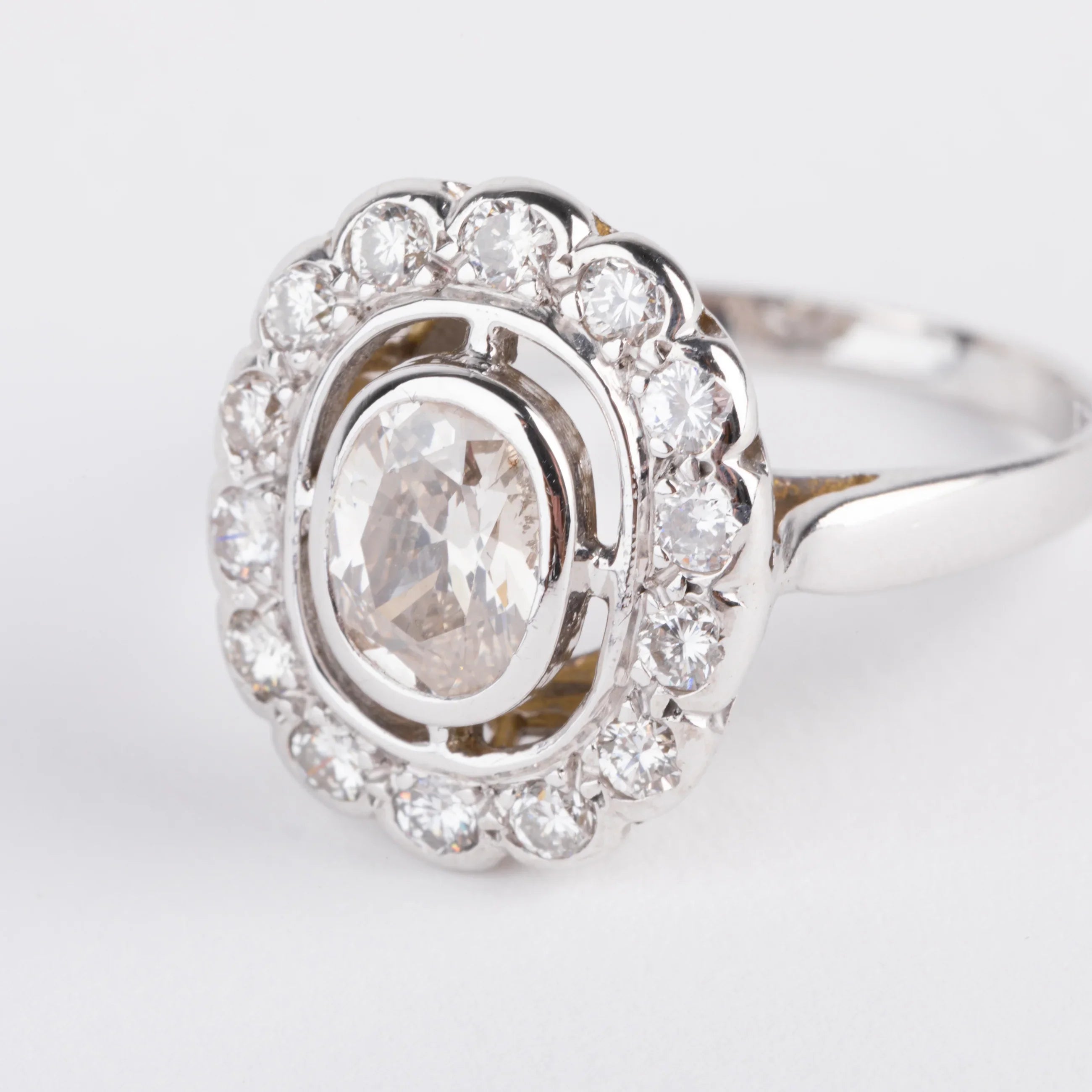 Daisy ring in white gold and diamond