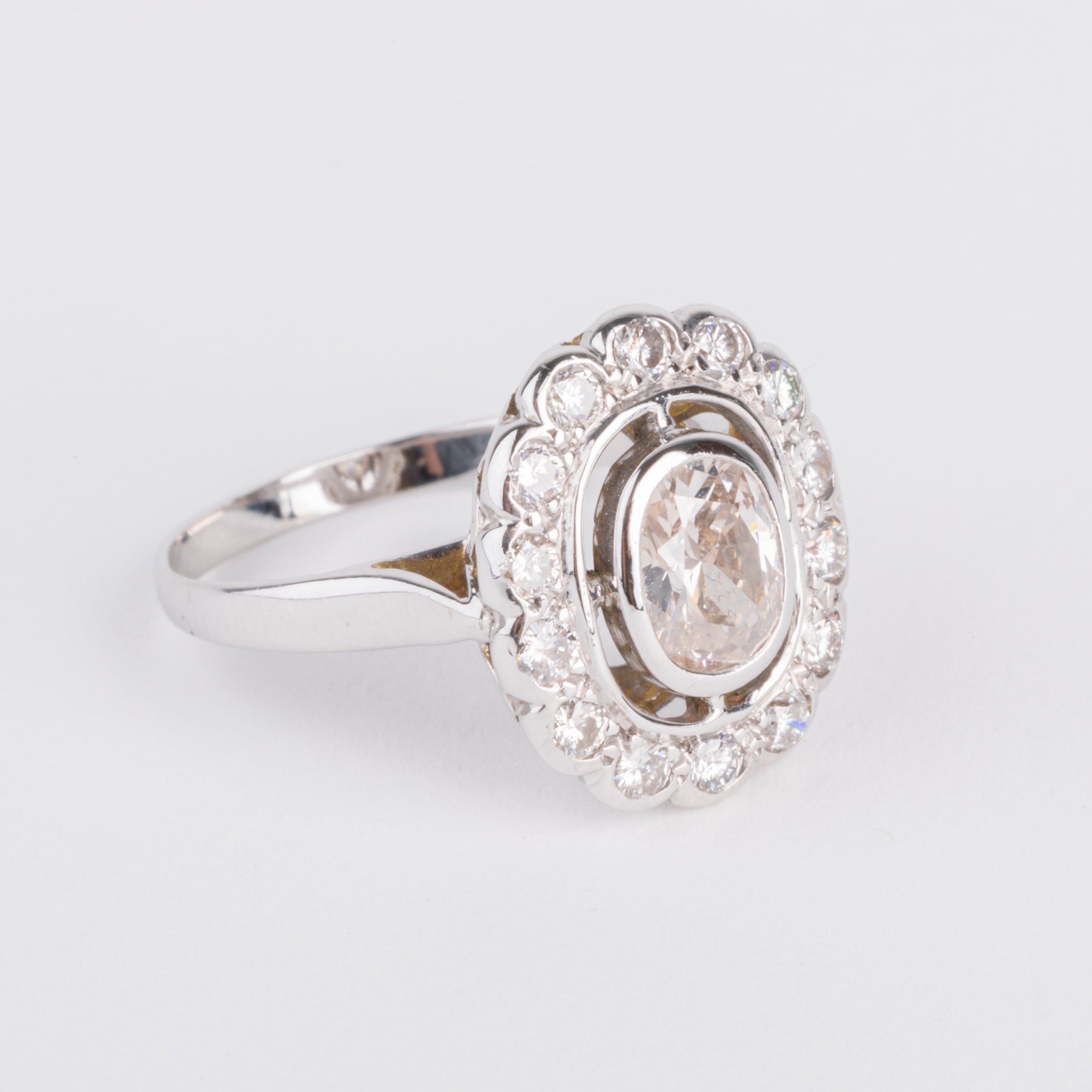 Daisy ring in white gold and diamond