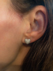 Boucles d'oreilles en gris formant des cœurs, pavée de diamant