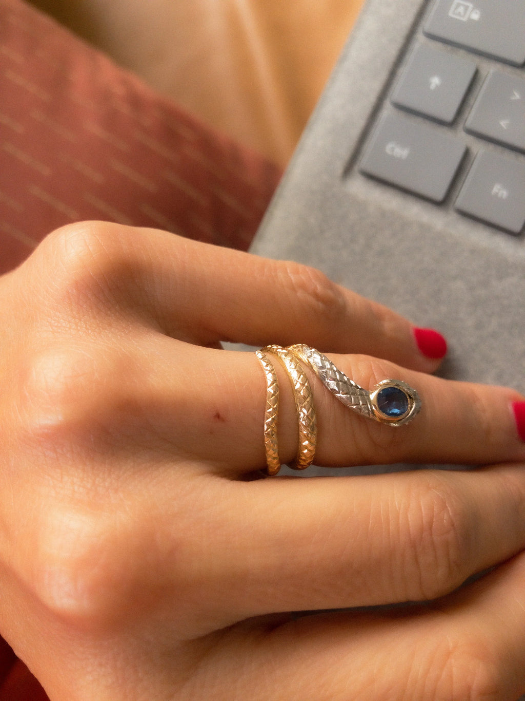 Two-tone sapphire snake ring