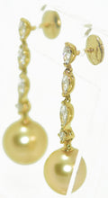Charger l&#39;image dans la galerie, Paire de boucles d&#39;oreilles en or jaune diamants navettes et perles gold des mer du sud
