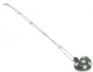 Collier ornée d'un pendentif formant un cœur en diamant noirs et blancs - adalgyseboutique