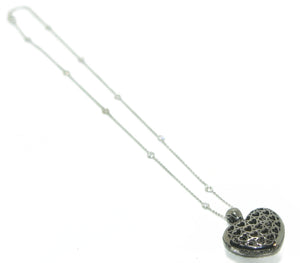 Collier ornée d'un pendentif formant un cœur en diamant noirs et blancs - adalgyseboutique