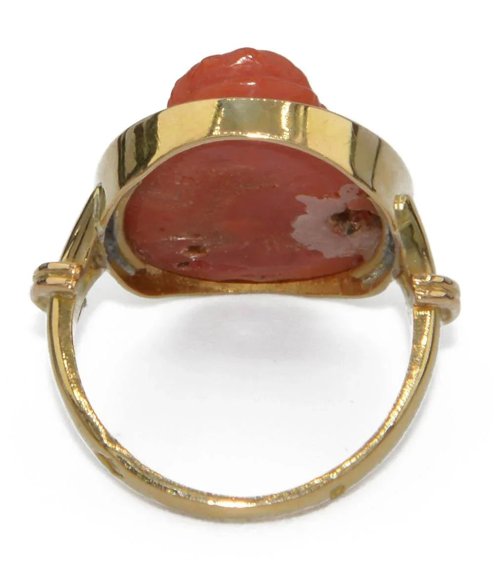 Bague en or jaune ornée d'un camée en corail - adalgyseboutique