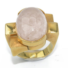 Charger l&#39;image dans la galerie, Bague or jaune géométrique ornée d&#39;un quartz rose
