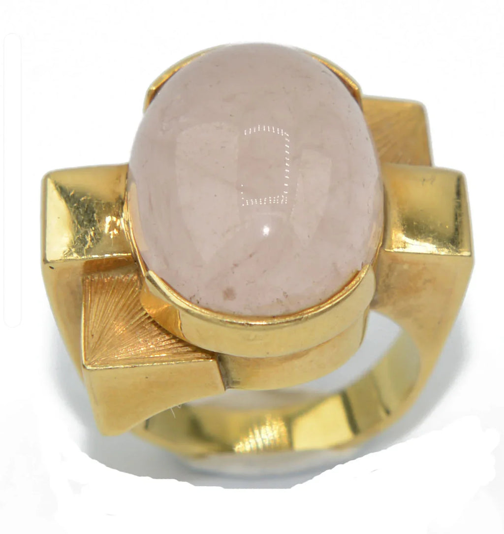 Geometric yellow gold ring adorned with a rose quartz