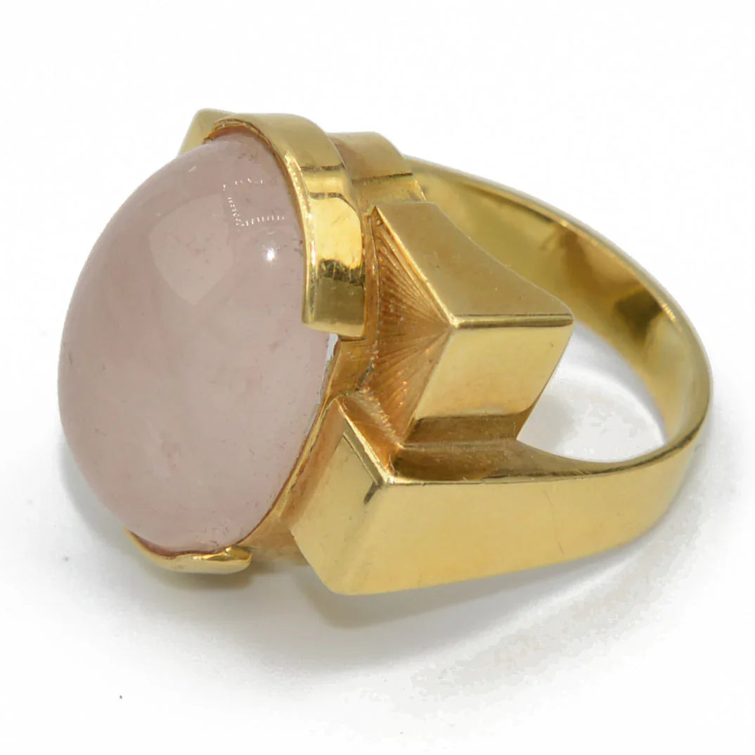 Geometric yellow gold ring adorned with a rose quartz