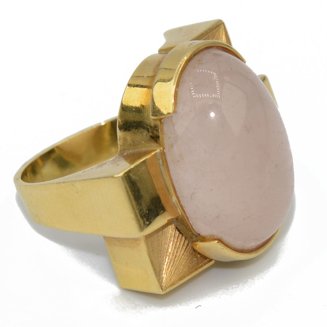 Geometric yellow gold ring adorned with a rose quartz