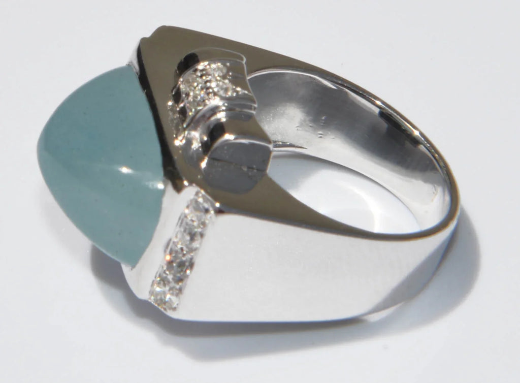 Platinum ring set with an aquamarine cabochon