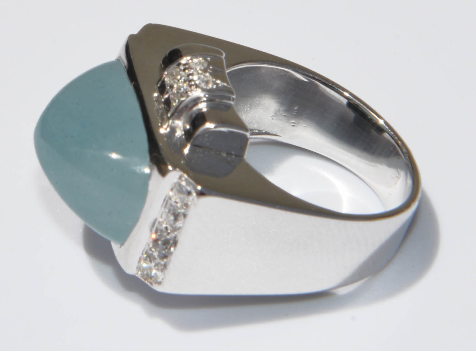 Platinum ring set with an aquamarine cabochon