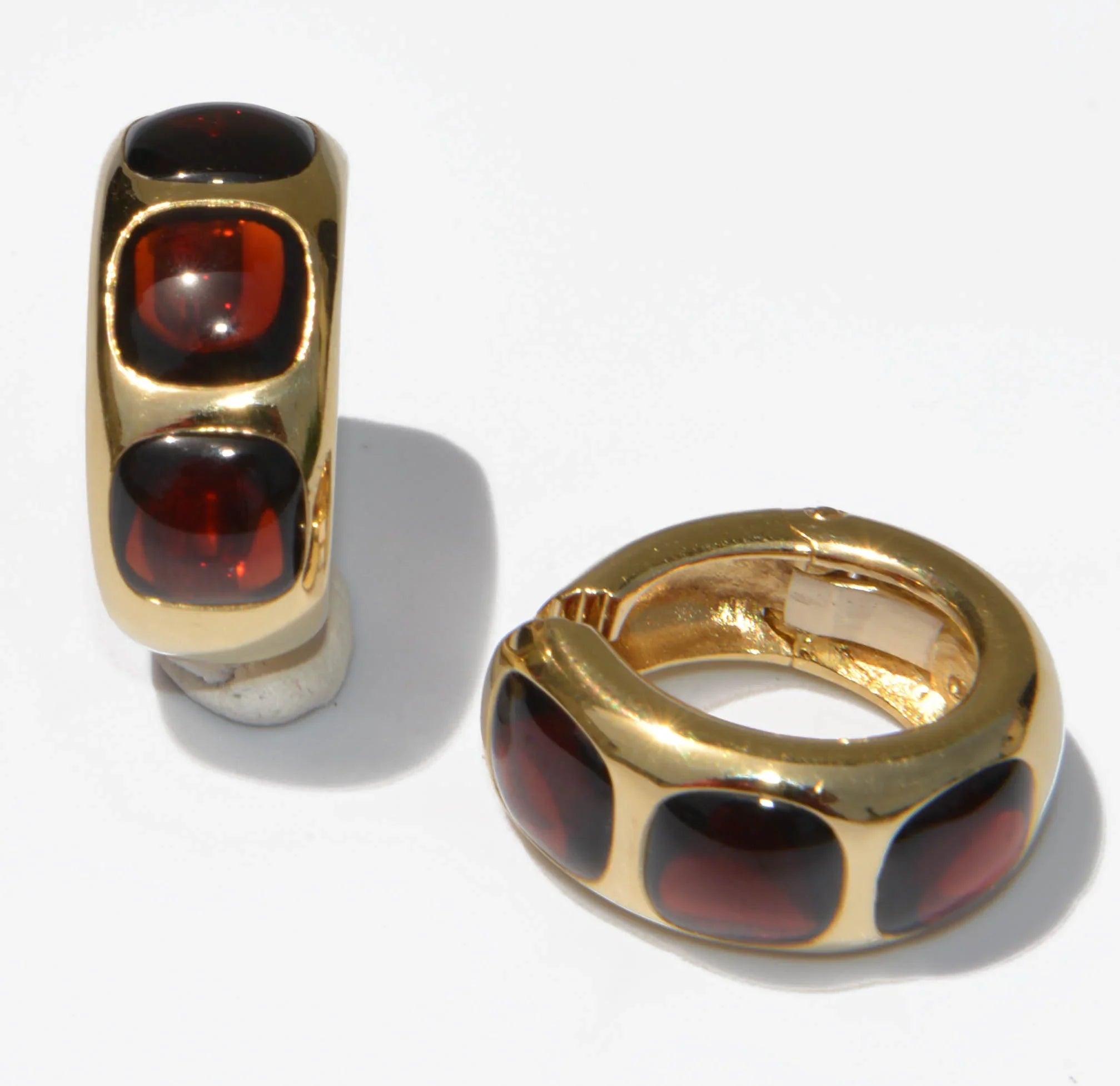 Boucles d'oreilles en or jaune de la maison Pomellato avec des cabochons de grenats