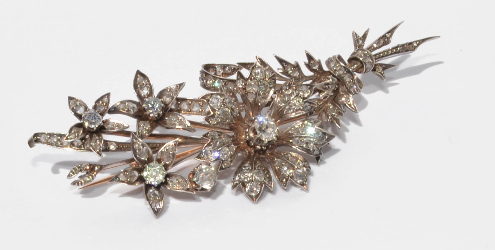 Broche fleur trembleuse en diamant et taille ancienne
