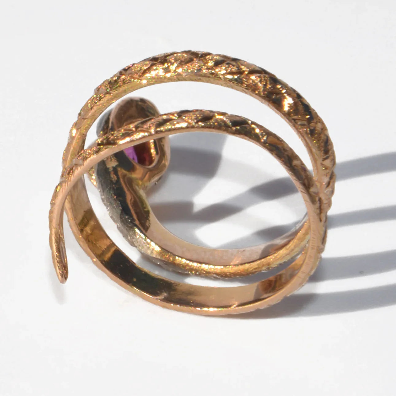 Bague serpent bi-colore ornée d'un rubis