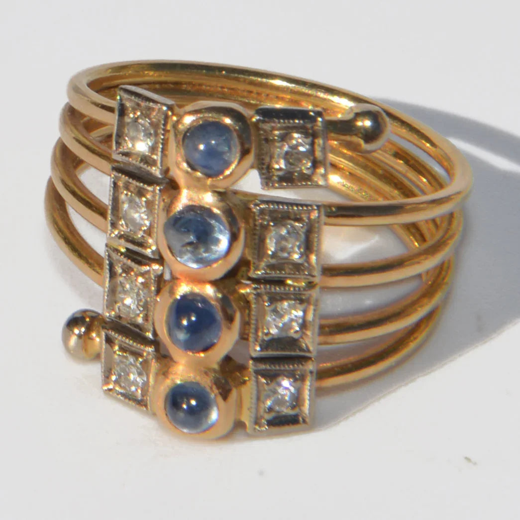 1910 yellow gold ring with cabochon sapphires and diamonds