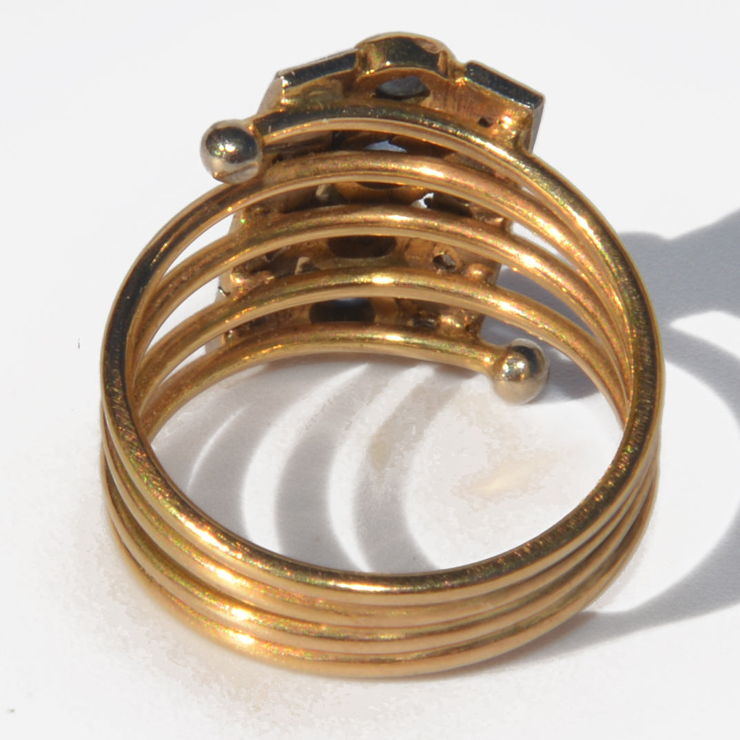 1910 yellow gold ring with cabochon sapphires and diamonds